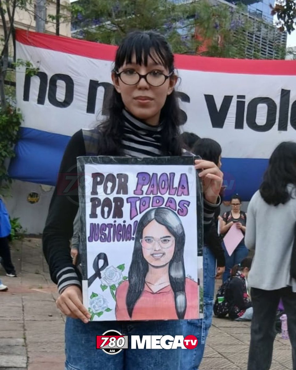 780AM's tweet photo. 🟣MUJERES SE MANIFIESTAN EN PLAZA DE LA DEMOCRACIA PARA EXIGIR JUSTICIA POR DEISY PAOLA |

👉Con carteles, consignas y un pedido firme de justicia, un importante grupo de mujeres se movilizan en la Plaza de la Democracia para exigir el esclarecimiento del feminicidio de Deisy Paola Giménez, ocurrido en la ciudad de Lambaré.

➡️La manifestación y marcha de protesta reunió a personas que alzaron su voz para reclamar justicia por la muerte de la joven de 22 años y exigir que el caso no quede impune.

🗣️Durante la movilización, los manifestantes expresaron su indignación y reclamaron respuestas de las autoridades competentes, al tiempo de insistir en la necesidad de combatir la violencia contra las mujeres y garantizar que hechos de esta naturaleza no se repitan.

#780AM @Megatv_py