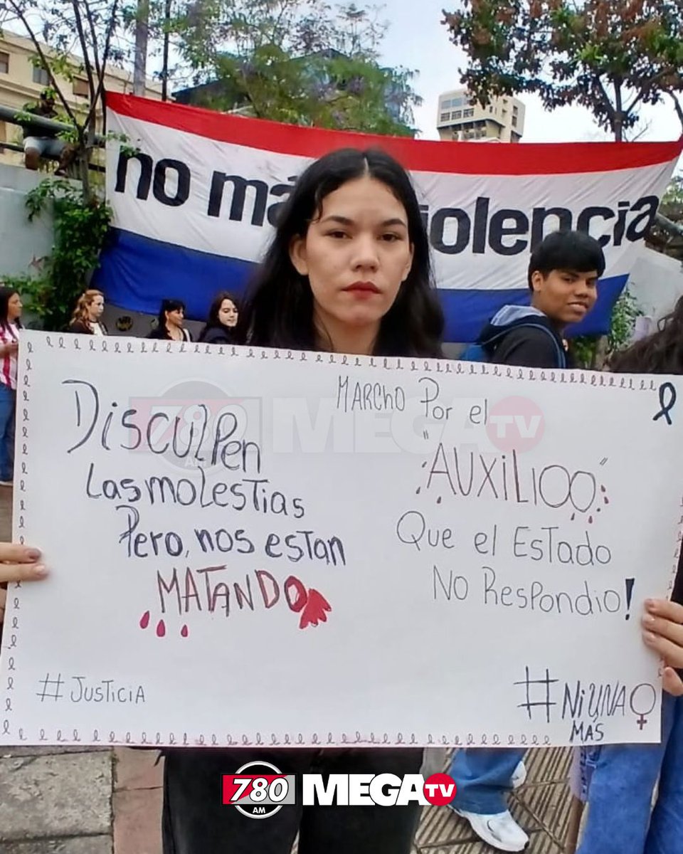 780AM's tweet photo. 🟣MUJERES SE MANIFIESTAN EN PLAZA DE LA DEMOCRACIA PARA EXIGIR JUSTICIA POR DEISY PAOLA |

👉Con carteles, consignas y un pedido firme de justicia, un importante grupo de mujeres se movilizan en la Plaza de la Democracia para exigir el esclarecimiento del feminicidio de Deisy Paola Giménez, ocurrido en la ciudad de Lambaré.

➡️La manifestación y marcha de protesta reunió a personas que alzaron su voz para reclamar justicia por la muerte de la joven de 22 años y exigir que el caso no quede impune.

🗣️Durante la movilización, los manifestantes expresaron su indignación y reclamaron respuestas de las autoridades competentes, al tiempo de insistir en la necesidad de combatir la violencia contra las mujeres y garantizar que hechos de esta naturaleza no se repitan.

#780AM @Megatv_py