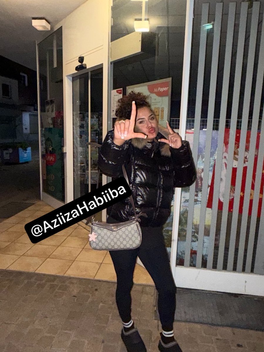 AziizaHabiiba's tweet photo. Welcher Loser kommt Mommy‘s spucke auflecken? 👸🏽😈
#spucke #femdom #findom #füße #bdsm #spitting https://t.co/j8ZuXNOZ1z
