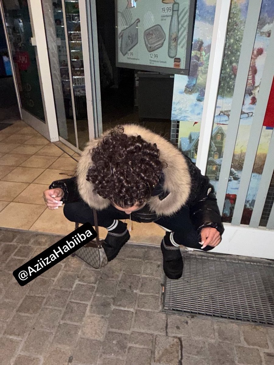 AziizaHabiiba's tweet photo. Welcher Loser kommt Mommy‘s spucke auflecken? 👸🏽😈
#spucke #femdom #findom #füße #bdsm #spitting https://t.co/j8ZuXNOZ1z