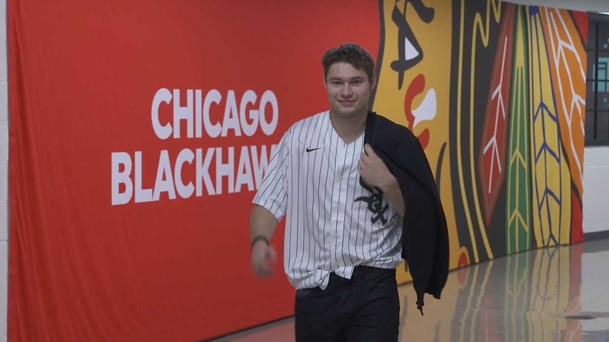 CHSN_Blackhawks's tweet photo. Cheering on the @whitesox from the UC tonight 🙌 https://t.co/30G5aa5BuF