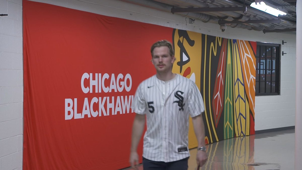 CHSN_Blackhawks's tweet photo. Cheering on the @whitesox from the UC tonight 🙌 https://t.co/30G5aa5BuF