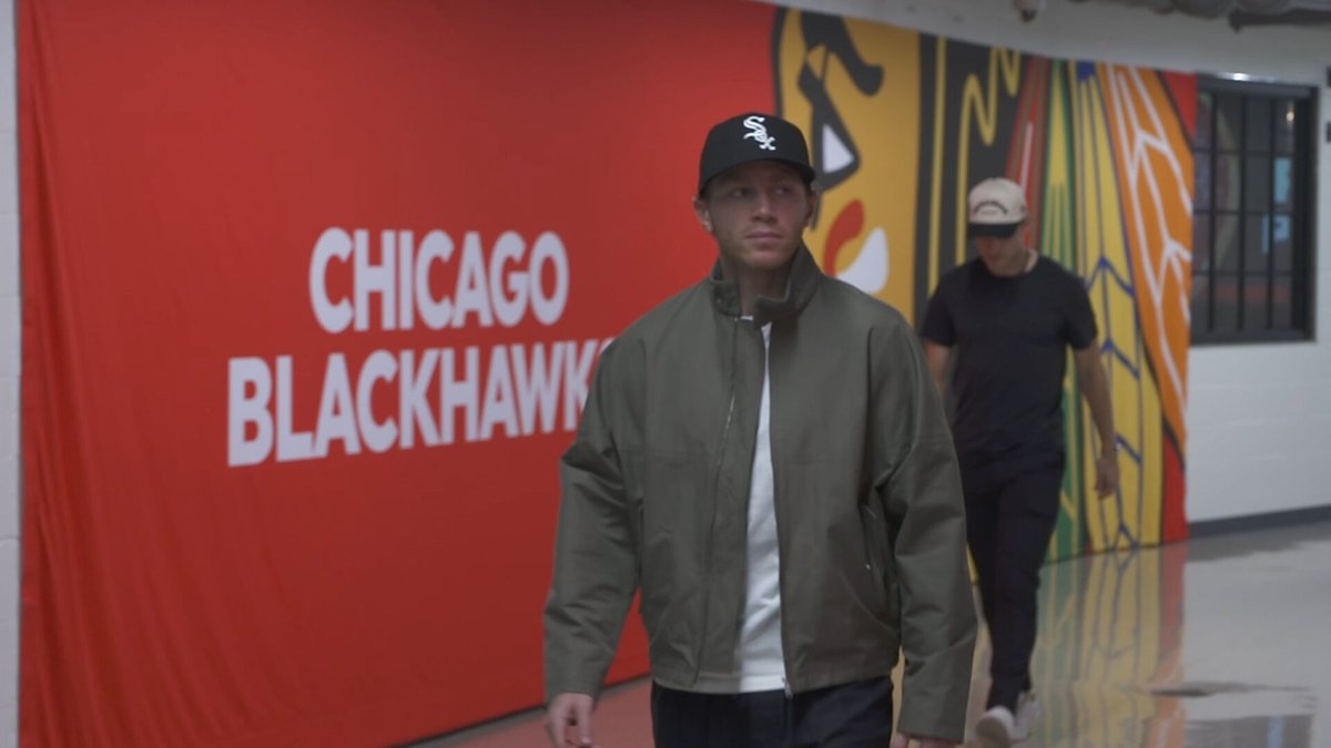 CHSN_Blackhawks's tweet photo. Cheering on the @whitesox from the UC tonight 🙌 https://t.co/30G5aa5BuF