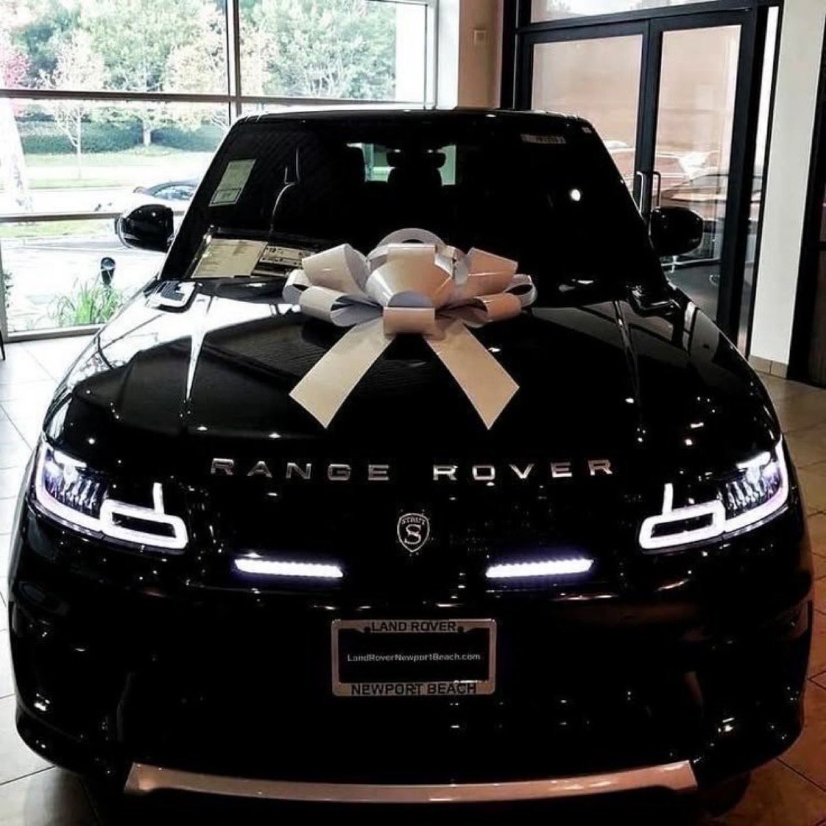 Ottomaticv0oa's tweet photo. You can pick one? 🎁 

A) Car 
B) $3,00,000 https://t.co/eDPhe4jnyw