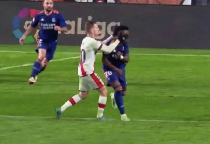 FJRealMadridCF's tweet photo. Precisamente es Vinicius el que acaba hoy expulsado contra el Villarreal por una acción totalmente fortuita, el mismo jugador que ha tenido que soportar hostias de todos los colores.
Se me viene a la memoria estos dos aplausos en la cara que se llevó de Balliu, defensa del Rayo en dos temporadas consecutivas. Ambas acciones se saldaron con nada, sin falta cuando eran agresiones merecedoras de roja.