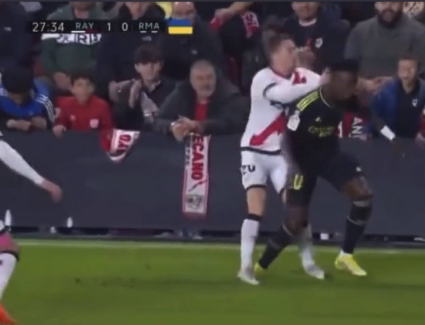 FJRealMadridCF's tweet photo. Precisamente es Vinicius el que acaba hoy expulsado contra el Villarreal por una acción totalmente fortuita, el mismo jugador que ha tenido que soportar hostias de todos los colores.
Se me viene a la memoria estos dos aplausos en la cara que se llevó de Balliu, defensa del Rayo en dos temporadas consecutivas. Ambas acciones se saldaron con nada, sin falta cuando eran agresiones merecedoras de roja.