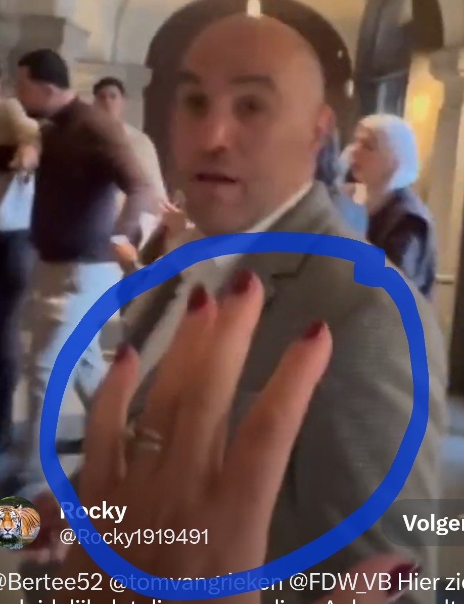 Bertee52's tweet photo. @Rocky1919491 @tomvangrieken @FDW_VB Ik zie een moslima met een hoofddoek die een klap krijgt van Anke, de vrouw met de rode nagellak. 👇🏻 Wat zie jij? Eerst de beelden bekijken en de feiten onder ogen zien! https://t.co/2bIDF5Uhmd