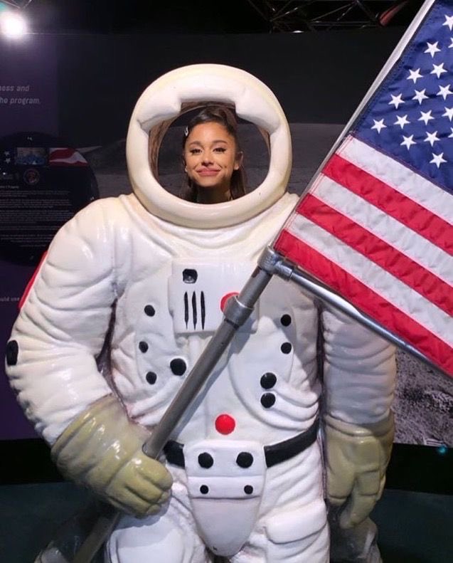 SweetThankUNext's tweet photo. i want some one to love me the way Ari loves space 😒 https://t.co/jBGUeCzfSL