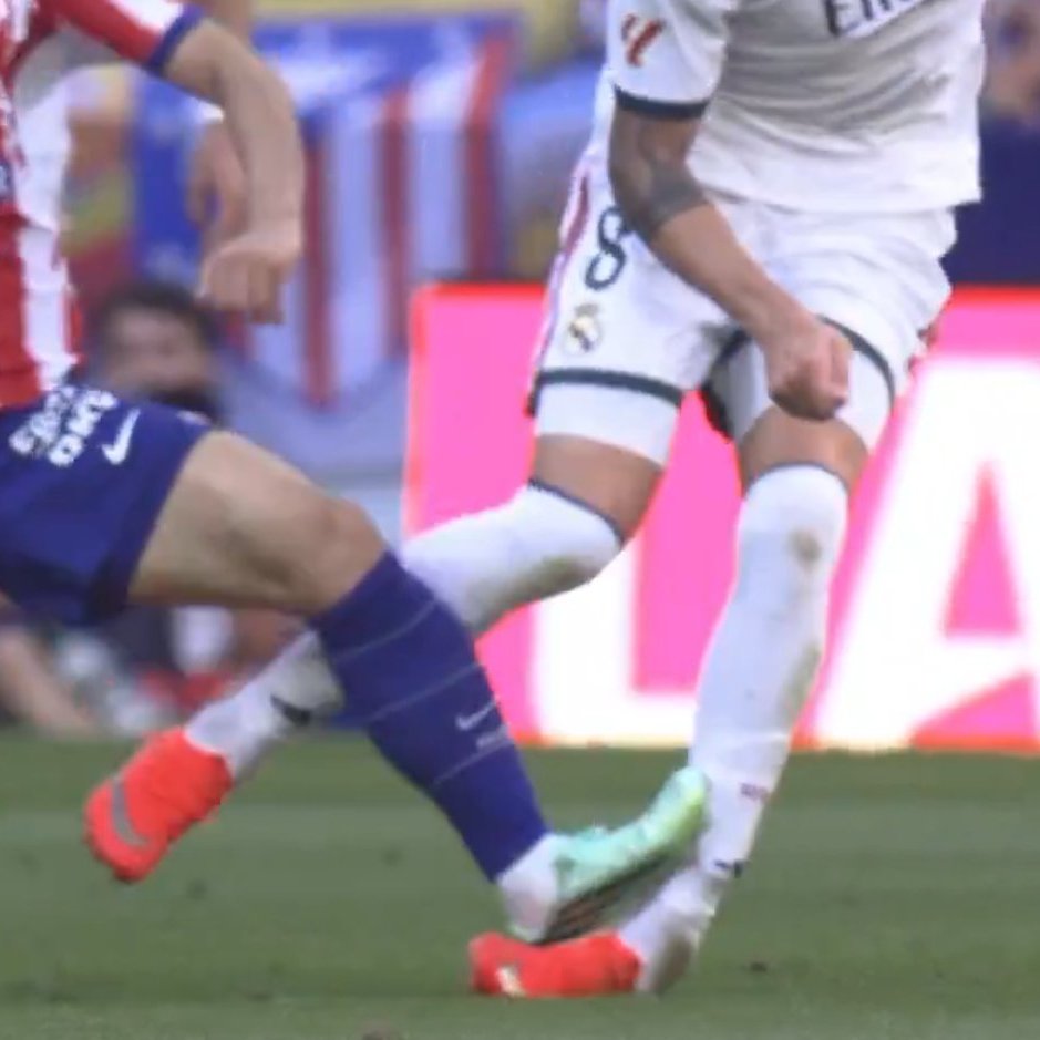 TouchlineX's tweet photo. 🚨 𝗡𝗘𝗪: Real Madrid TV on VAR:

"It’s simply BAFFLING how and when VAR decides to intervene."

"Tonight, VAR steps in to send Vinícius off for pulling someone’s hair. Fine..."

"But where was VAR when Kang-in Lee nearly broke Fede Valverde’s ankle?"

"Where was VAR when a player deliberately elbowed Huijsen in the face just a couple of games ago?"

"Why does VAR intervene in some incidents but remain silent in others? Why? That’s the question. WHY?"