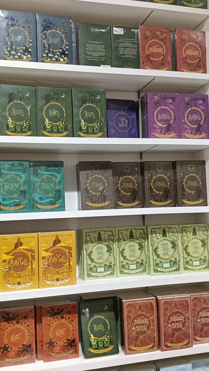 tsuki23221's tweet photo. books will always be my lovely sweetie bunny https://t.co/RSpkKN52Jd