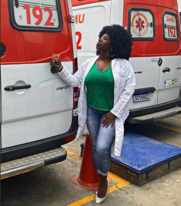 orlandoguerreir's tweet photo. Sabe quem criou o SAMU?
resposta: Luiz Inácio Lula da Silva
E  mainha, hein, sobreviveu ao AVC graças ao SAMU!!!
E controla a hipertensão, com medicamentos da Farmácia Popular!!!
Aquele doutor mauricinho apoiador do Flávio nunca quis estudar a Política de Atenção a Saúde da População Negra. Mas é obrigado do ponto de vista ético entrar na ambulância para socorrer o povo da Comunidade.
E não adianta reclamar dizendo que a
“senhora deve estar drogada”, “isso aí é cachaça”, “não vou entrar em beco”…
O Projeto de Lula continuará mudando a Saúde do Brasil.
Já pensou se não tivesse o SAMU?