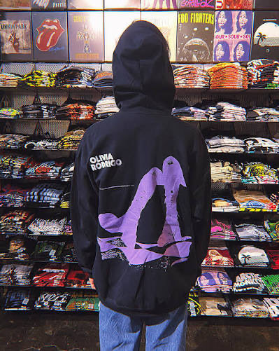 nobodynoswift's tweet photo. I wish UMG didn’t gate keep Taylor’s merch so much bc I love how Olivia’s has merch at record stores, hot topic, and target like how Taylor used to have merch collections everywhere when I was a kid. https://t.co/pNdgVeziNV