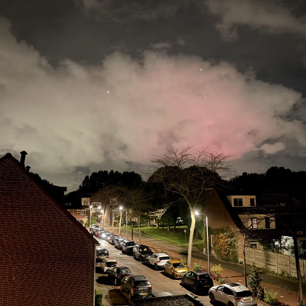 jannie105010's tweet photo. @StormchaserNL Ik krijg nu net 23.15 alleen roze wolk. Kan dit ook door noorderlicht komen? https://t.co/LzgPugdxj7