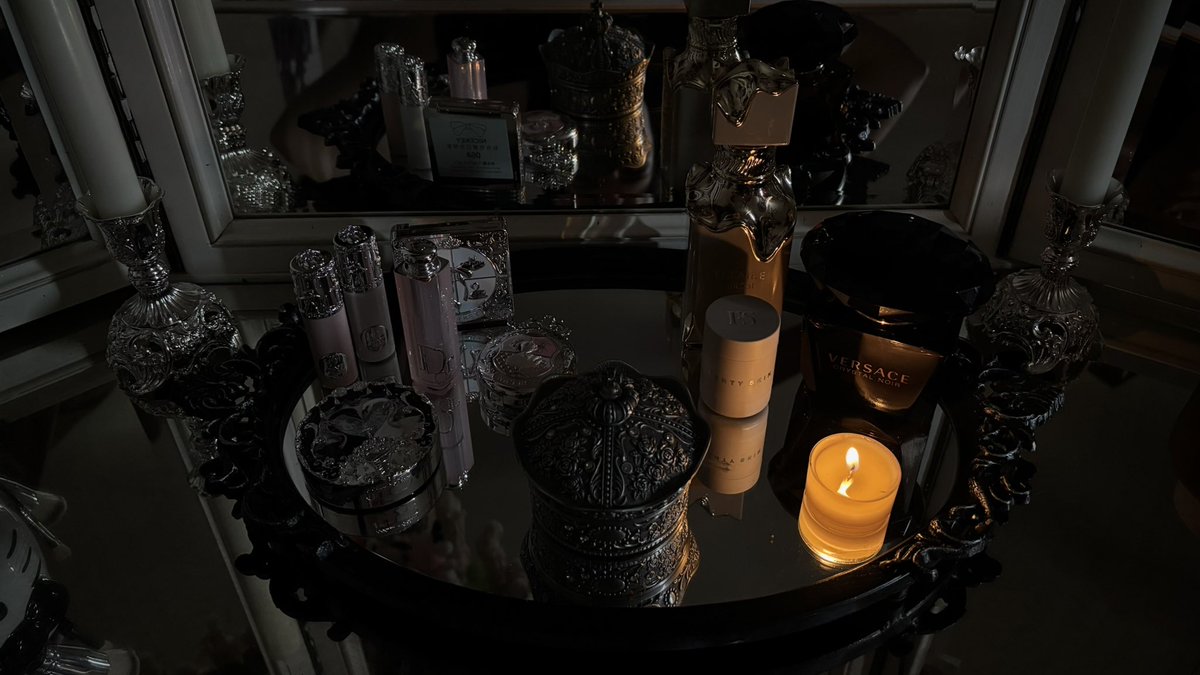 vampyritaa's tweet photo. a vampire’s vanity <3 https://t.co/ilV6wmFx1H