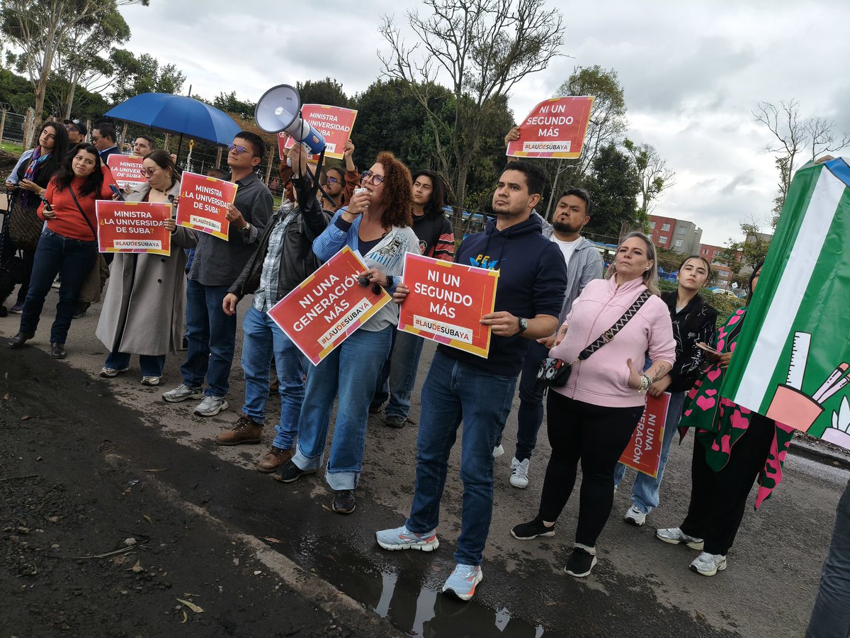 Donka_At's tweet photo. Ministra Ilva Myriam Hoyos, director de @AteneaBogota y Clara Lucía Sandoval @clarasandoval, gerente de Bogotá del Gobierno Nacional, estamos aquí afuerita, les invitamos a salir y conversar con los estudiantes, las familias y las organizaciones que hoy estamos aquí, en el Multicampus Universitario de Suba.

Esta universidad es una conquista de la gente que lleva más de 15 años luchando, proponiendo y trabajando para hacerla realidad. Hoy, mientras ustedes recorren sus instalaciones, afuera hay una comunidad que merece ser escuchada. Este proyecto tiene avances importantes que requieren que el contrato no se suspenda y pueda haber un compromiso con su continuidad.