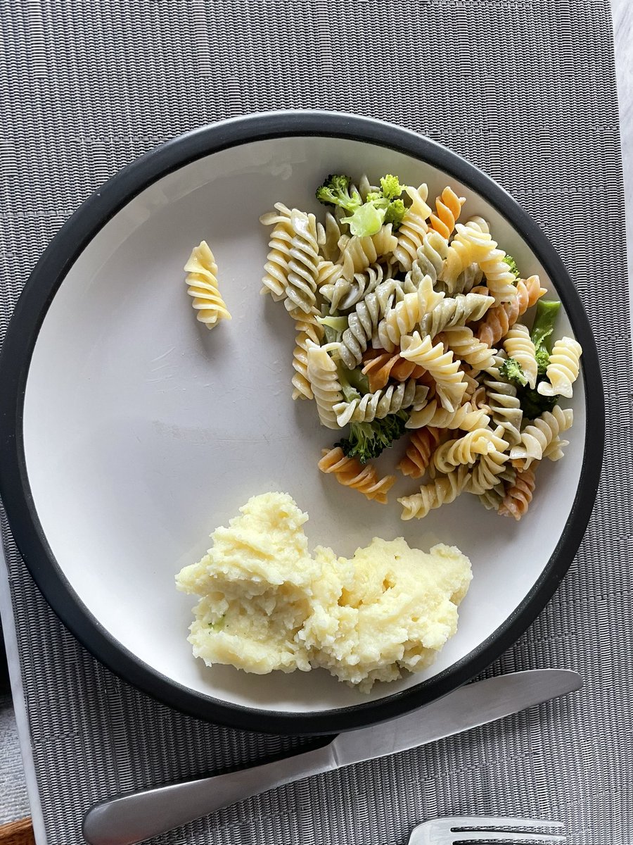3unnyKcals's tweet photo. how many cals could this be?? 😣 it’s like a cup of pasta or a bit less https://t.co/UVS2oaKNyW