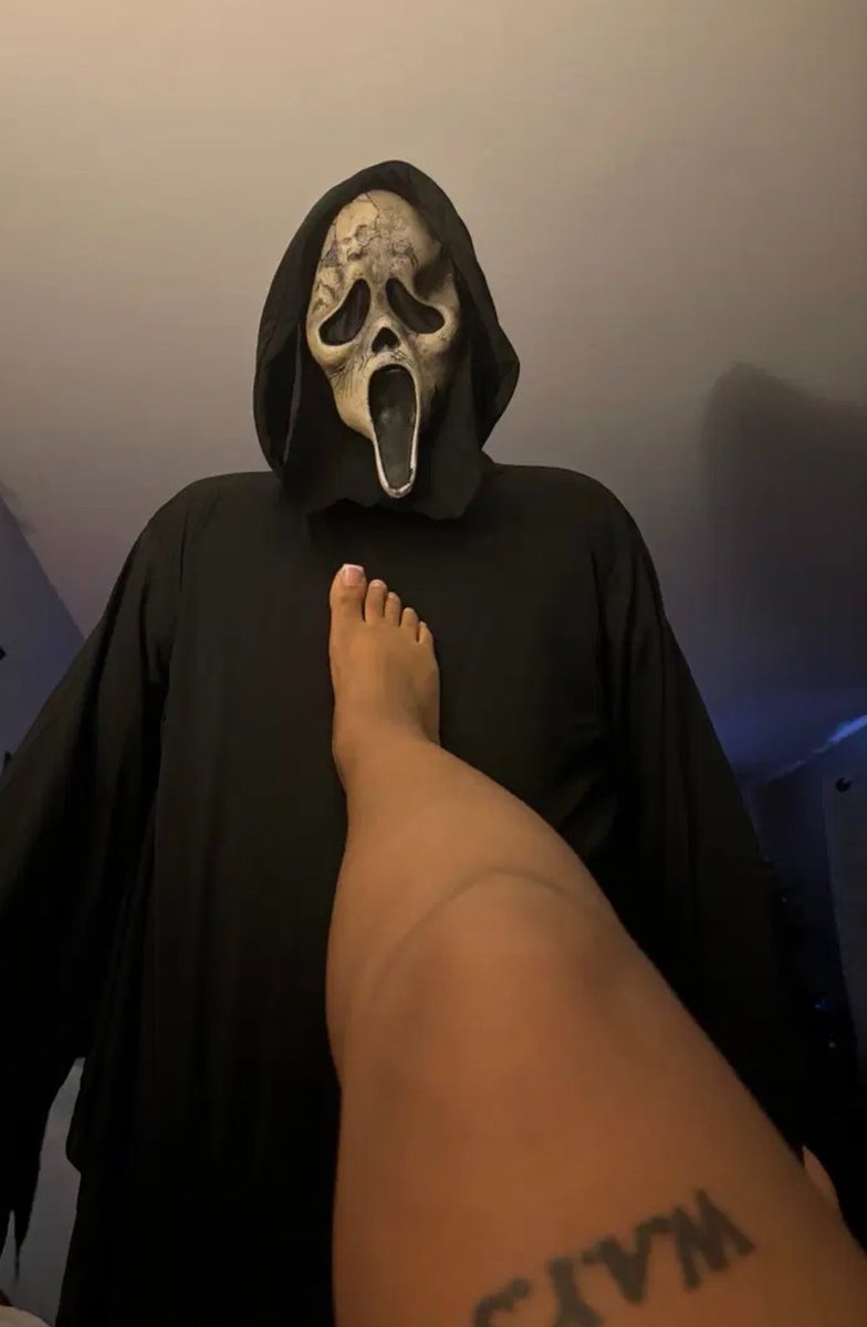 Feetp_rincess69's tweet photo. It's almost Halloween are you losers ready?🎃👣 https://t.co/M89PGUHYjF