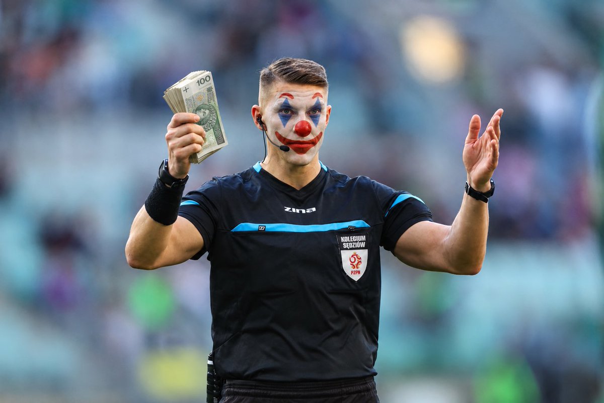 cyklopik_'s tweet photo. Obrzydliwy mecz. Nie chce mi się już nawet nic pisać o tym przekręcie. Szkoda strzępić ryja i tak nic to nie da. Człowiek 3tyg czekał na powrót ligi i dostał taką mokrą ścierą na ryj, że wszystkiego się odechciało. Wiecznie to samo w meczach z Górnikiem.

Ile kurwa można.
#JAGGÓR https://t.co/PQBpJPAeY5