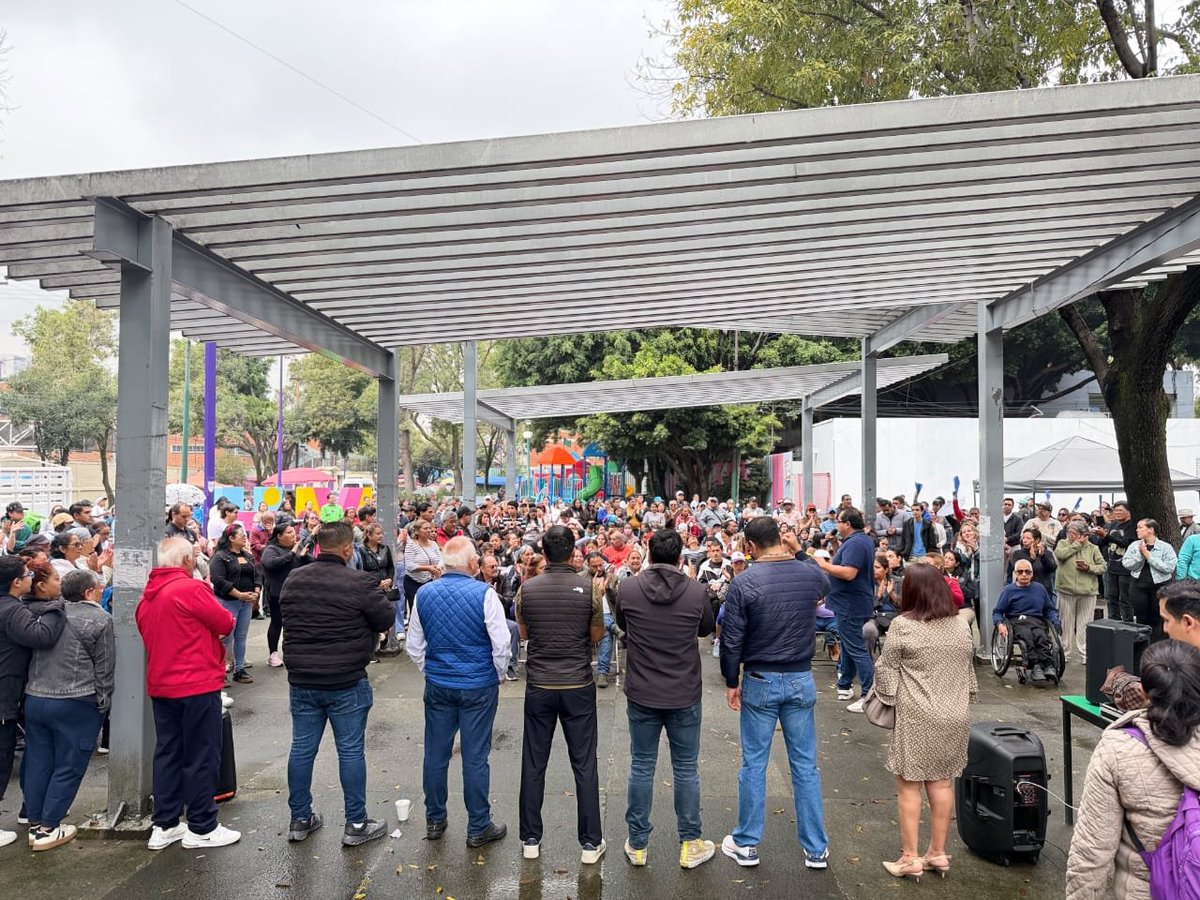 cesar_m_garrido's tweet photo. 🤝 ¡Cerca de las familias de Miguel Hidalgo, construimos una comunidad más fuerte en defensa de su patrimonio!

Agradezco la invitación de las vecinas y vecinos de distintas colonias en la Pensil. Fue un gusto compartir este espacio, escuchar sus inquietudes y seguir haciendo comunidad juntos.

#MiguelHidalgo