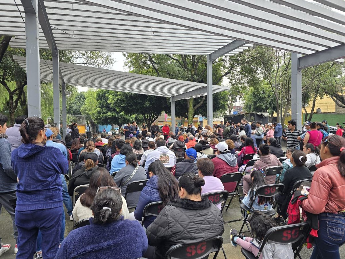 cesar_m_garrido's tweet photo. 🤝 ¡Cerca de las familias de Miguel Hidalgo, construimos una comunidad más fuerte en defensa de su patrimonio!

Agradezco la invitación de las vecinas y vecinos de distintas colonias en la Pensil. Fue un gusto compartir este espacio, escuchar sus inquietudes y seguir haciendo comunidad juntos.

#MiguelHidalgo