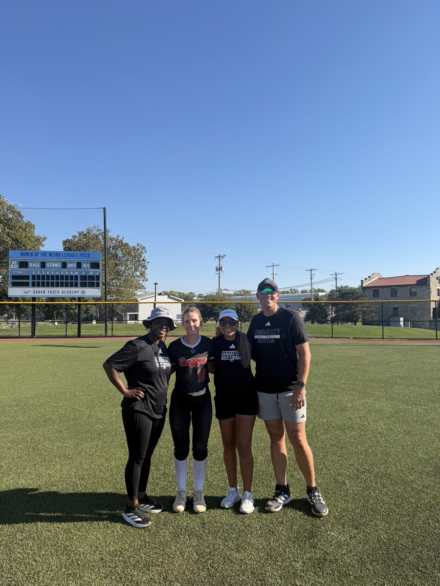 reesenarron2028's tweet photo. Also had a great camp at @kcroossb today!! Got to see some of my Sluggers girls also!! @ChloeEv2028 @AvaShowman2027 @carlyhough2029 @KStokes10 @Josie_Tofpi @CodyJBarham @AndyPaalhar @KMOSoftball @LadySluggersOrg @SluggersKC https://t.co/C46tpEHcof