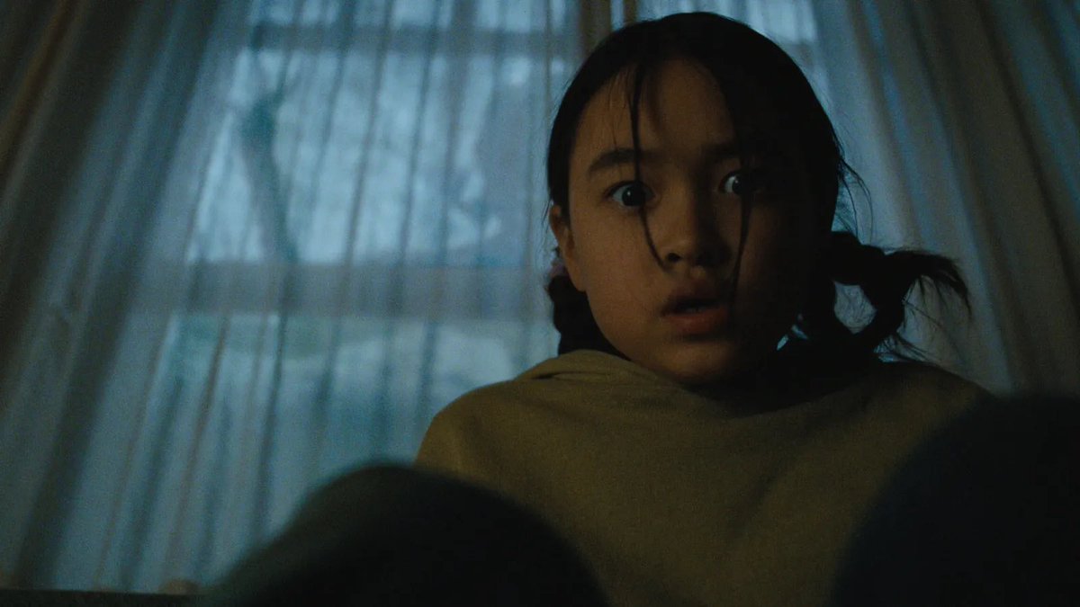 adrysukii's tweet photo. Mais c’était pas si mal ce film #TheLastHouse 😅
Cette gentille famille est bloquée dans sa maison, les mois passent et il leur faut trouver des solutions pr survivre.
Un huis clos angoissant façon survivaliste (heureusement Papa c’est McGyver.2.0 ) dommage que la fin soit bâclée https://t.co/94CB7BPcEO