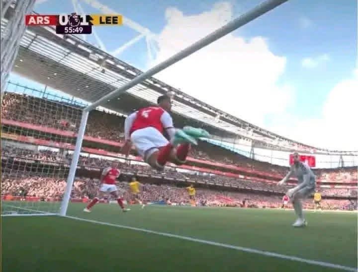 cellrosports's tweet photo. Gabriel Magalhães is the kind of player who would lay down his life to defend Arsenal. He leaves every ounce of himself on the pitch to keep the team safe. The best defender in the world and a true Brazilian icon. Everything for the badge! 🔴⚪️
#Arsenal #BigGabby https://t.co/u2YET2fzfE