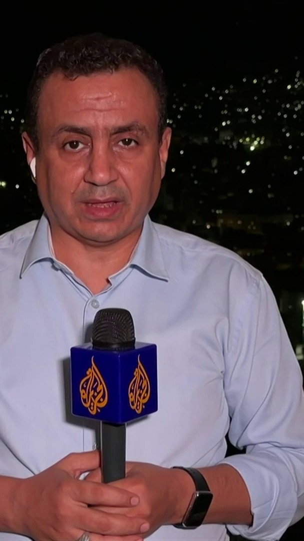 The image shows a male journalist wearing a light blue shirt and an earpiece, holding an Al Jazeera microphone (#الأخبار). The accompanying post relates to the image by indicating this Al Jazeera correspondent is reporting on Yemeni government airstrikes against Houthis in Taiz province.