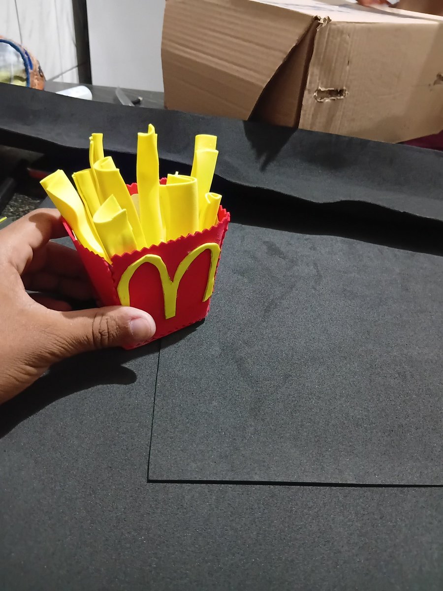 ManoBrendixx's tweet photo. Está ficando linda a mochila do ifood, que estou fazendo pro meu irmao ir na escola com a mochila maluca.Ele tem que aprender desde de cedo que ce o Flávio ganhar esse será o futuro dele. https://t.co/EGD6JNazw1