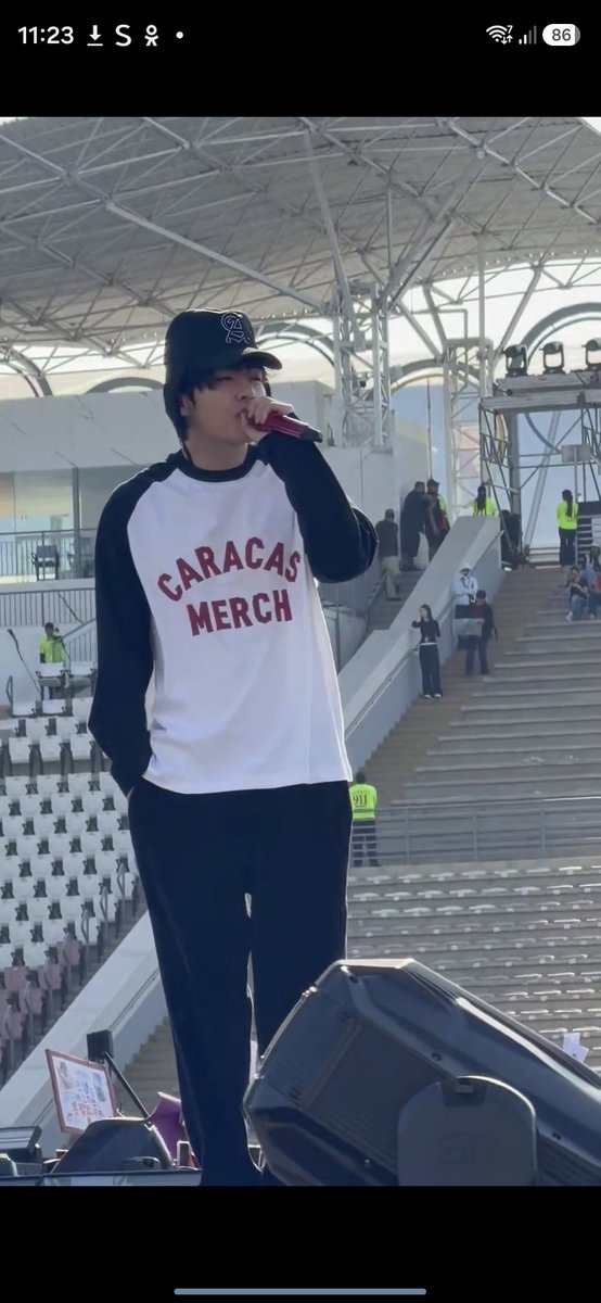 tdkboutaly's tweet photo. Tae usando una camiseta que dice Caracas. Cada vez más cerca de escucharlo decir COÑO DE LA MADRE VALE https://t.co/ZCPPLXftaB