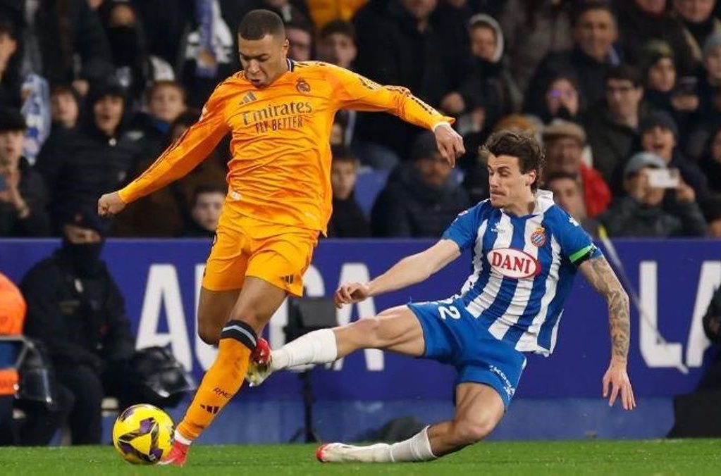 Mario___RM's tweet photo. El mismo árbitro que ha expulsado hoy a Vinicius no sacó tarjeta roja en esta jugada. https://t.co/4eI4VDEbeE