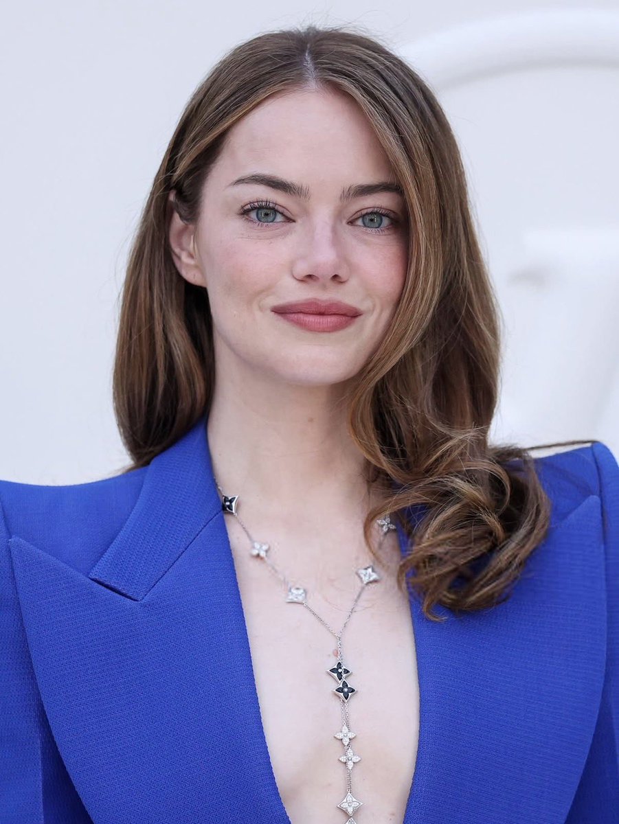 emmastonesite's tweet photo. Emma Stone stuns for Louis Vuitton event in Paris.💙 https://t.co/XKzbcTDDQQ