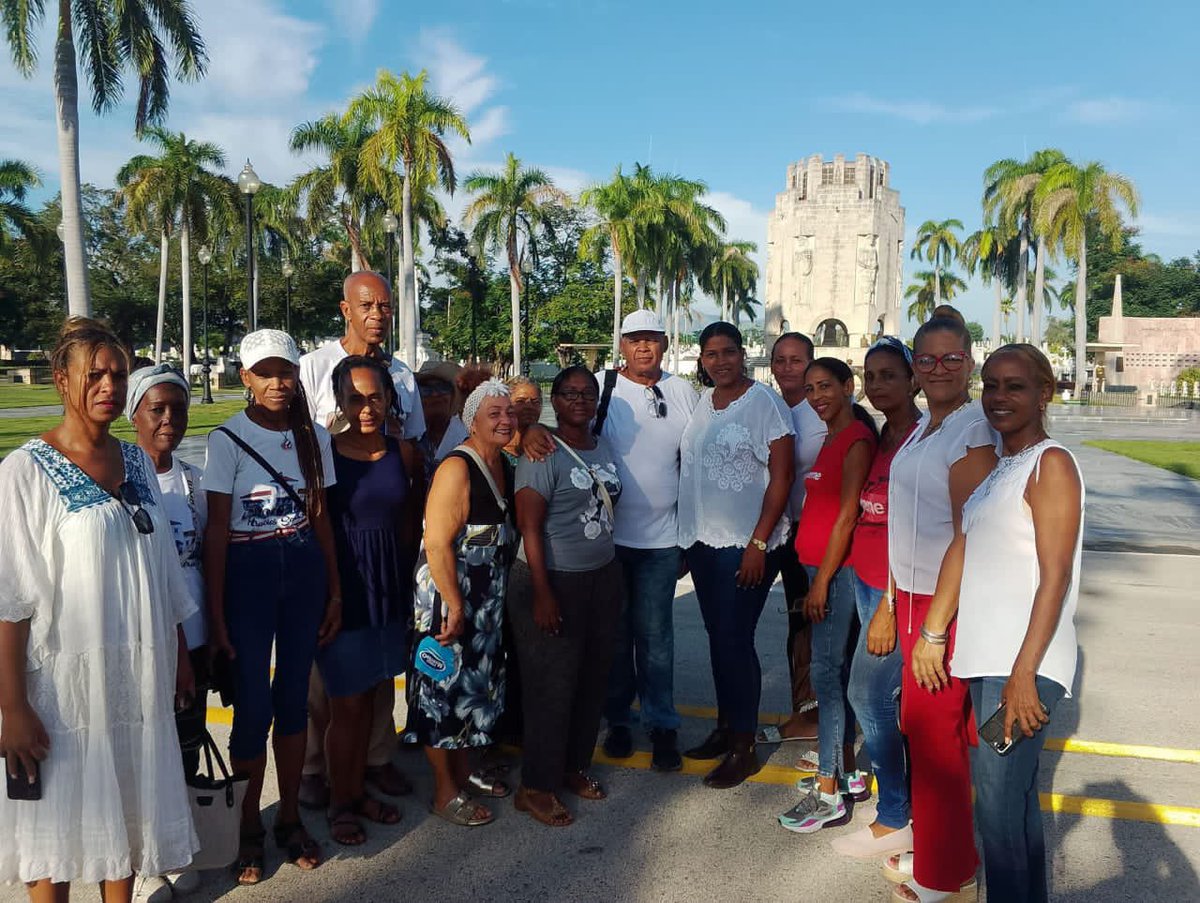 SantiagoAMPP's tweet photo. Representantes de la Asamblea Municipal del #PoderPopular de #SantiagoDeCuba en el marco del 50 aniversario de su constitución. Rendimos homenaje este #10DeOctubre a los Padres de la Patria, con la misma convicción de mantener nuestra independencia y soberanía. https://t.co/b7oo6jJJHh