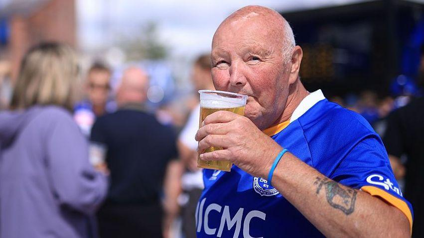 TouchlineX's tweet photo. 🚨🍺 𝗡𝗘𝗪: After 41 years, alcohol could finally return to the stands in English football!

Prime Minister Andy Burnham wants to scrap the ban introduced in 1985, with the Premier League and EFL open to discussions.

Police are strongly opposed, warning it could lead to more violence and disorder.