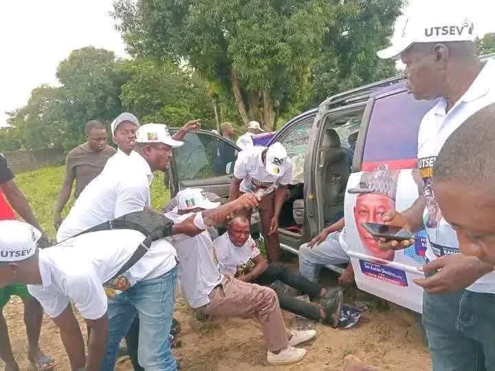 ugunation4's tweet photo. Vehicles carrying Benue APC supporters to the ongoing North Central Mega Rally in Lafia were involved in a road crash. https://t.co/9fLfDBH2uk