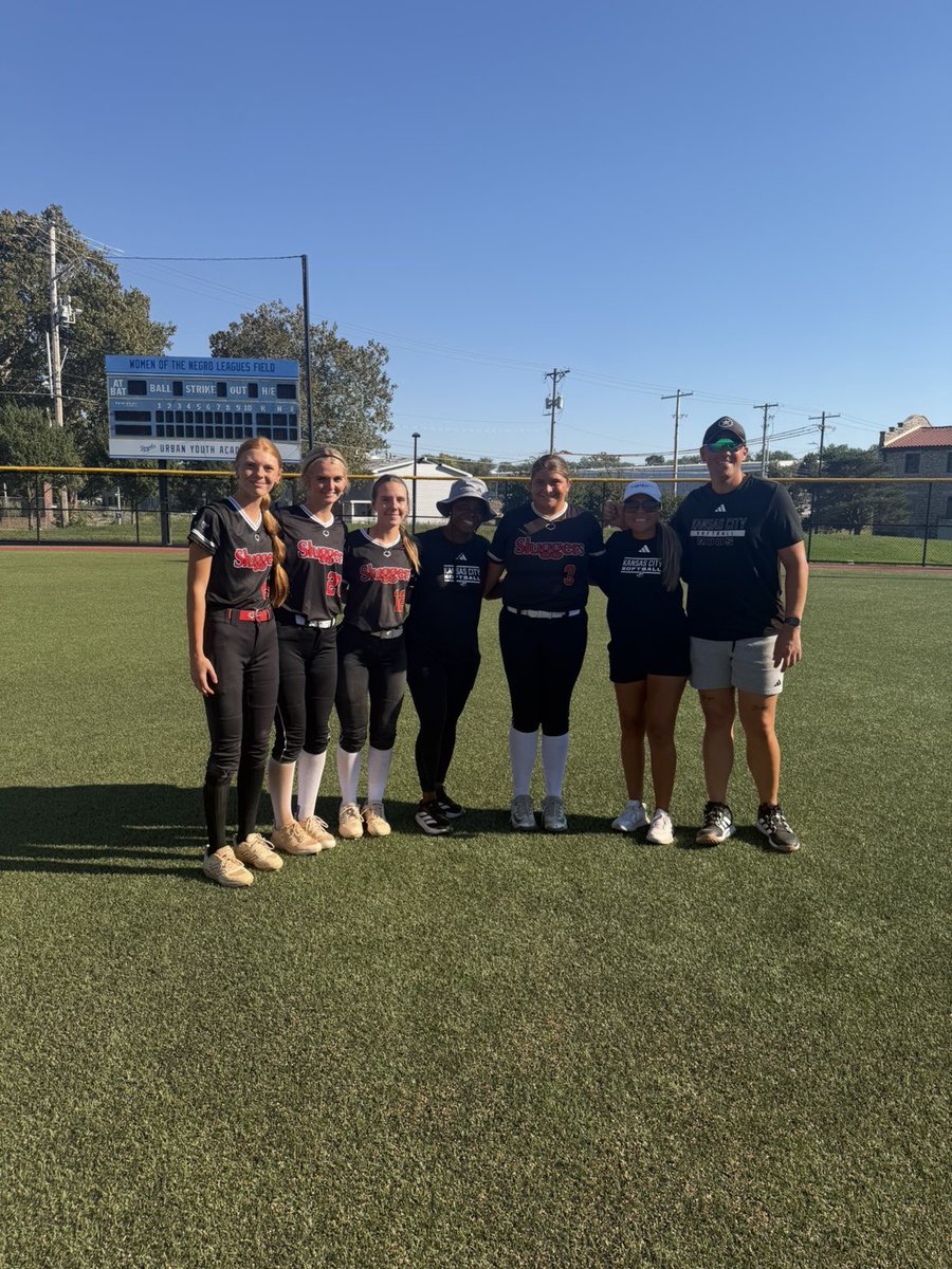 ChloeEv2028's tweet photo. I had a great time @kcroossb camp today, I loved meeting the coaches and receiving some feedback! Also got to see some sluggers girls after way too long! Go Roos 🦘@KStokes10 @CodyJBarham @reesenarron2028 @AvaShowman2027 @AndyPaalhar @SluggersKC https://t.co/PixJYiVcNu