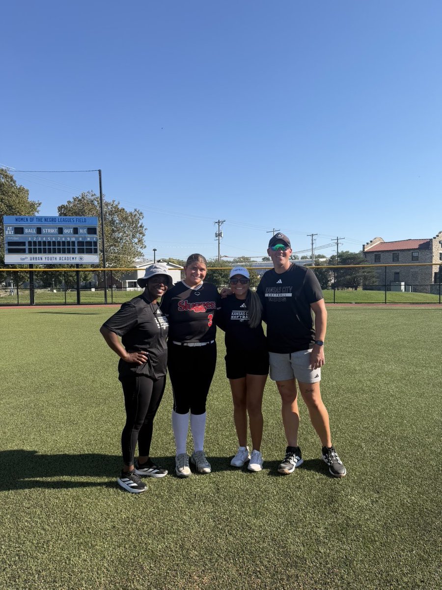 ChloeEv2028's tweet photo. I had a great time @kcroossb camp today, I loved meeting the coaches and receiving some feedback! Also got to see some sluggers girls after way too long! Go Roos 🦘@KStokes10 @CodyJBarham @reesenarron2028 @AvaShowman2027 @AndyPaalhar @SluggersKC https://t.co/PixJYiVcNu
