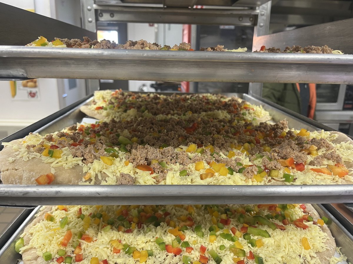newesdnews's tweet photo. ๐ Farm to School Month is serving up local flavor! Students at Valley & Northport schools enjoyed pizza made with regional ingredients, met local producers &gave rave reviews! ๐๐
Learn more: https://t.co/sbZ9LOe0XF
#F2SMonth #TasteWADay #northeastwa #NEWESD101 @WSDAgov https://t.co/4ioSRpzDTx