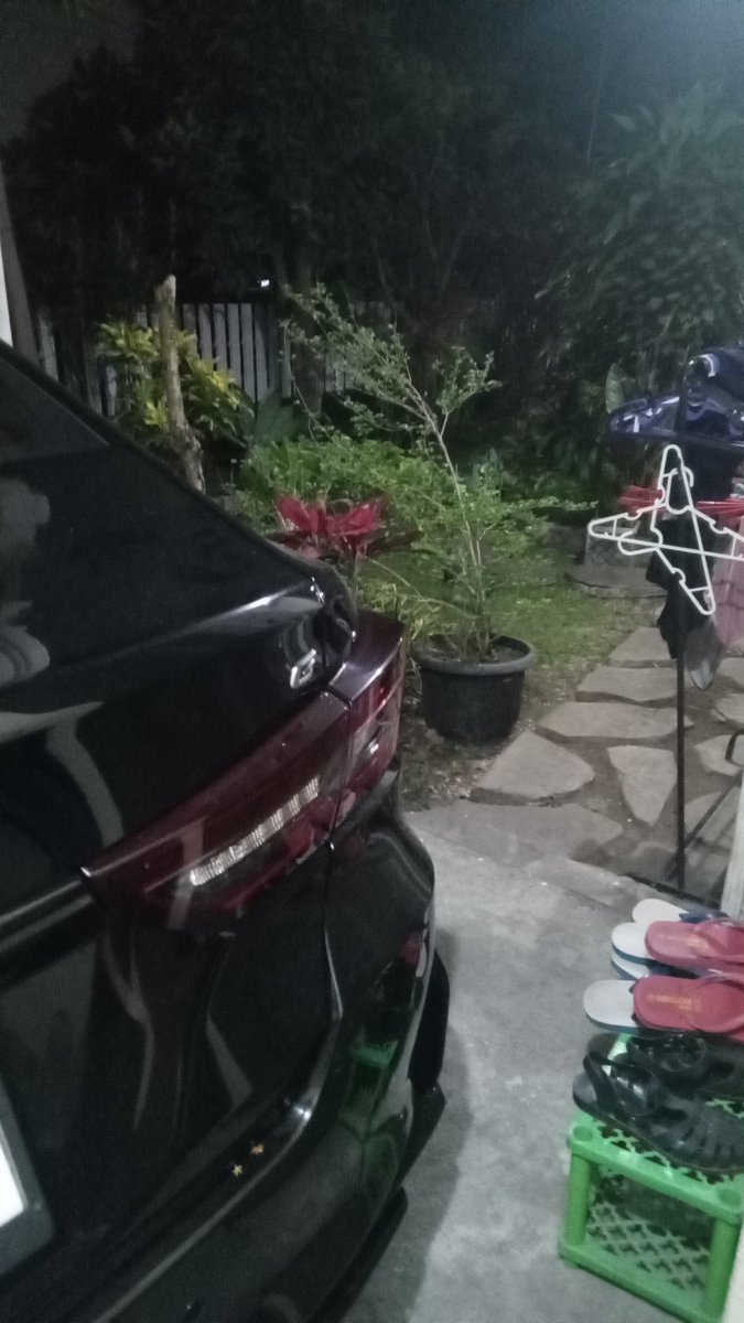 mocipersikun's tweet photo. Subuh galau.. mo ngapain bingung.. nyuci mobil, nyapu taman apa narikin jemuran + nyetrika + beberes sendal dicuciin 1-1? ..Nyamper pos jaga udah sepi.. mbak-sopir laki bini lagi ijin pulkam... #ngebabu 🤭 https://t.co/EKJfr4nAr8