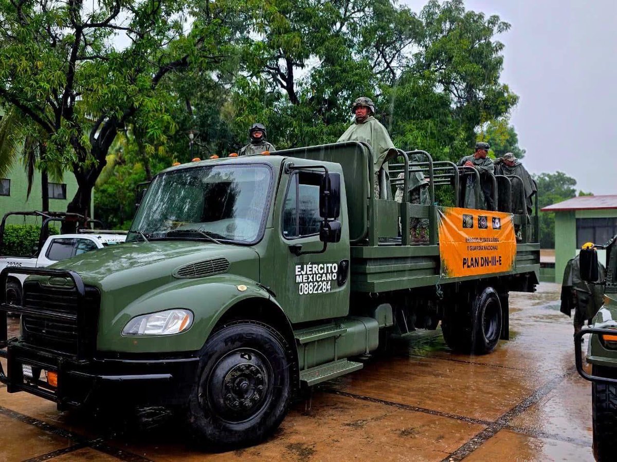verdepixelado_'s tweet photo. 🚨 Plan DN-III-E activo en Michoacán 🇲🇽

Ante el desplazamiento del huracán “Simón”, el Ejército Mexicano, Fuerza Aérea y Guardia Nacional mantienen desplegados 1,815 elementos en el estado.

Acciones en marcha: 

• Reconocimientos en zonas de riesgo junto a Seguridad Pública y Protección Civil

• Perifoneo preventivo en localidades vulnerables (medidas de autoprotección, rutas de evacuación y refugios)

• Retiro de árboles caídos que obstruyen vialidades en Lázaro Cárdenas

• Comando de Incidencias activado (coordinación militar, naval y civil)
Además, se cuentan con 3 helicópteros de la Fuerza Aérea listos como ambulancias aéreas y células de sanidad del Hospital Militar de Zona de Apatzingán.

En el Valle de México se mantiene en alerta a 1,415 integrantes de la Fuerza de Apoyo para Casos de Desastre, con aeronaves, ingenieros, células de sanidad, canes, cocina móvil, potabilizadora y apoyo logístico (más de 11 mil despensas, 13 mil canastas alimentarias y casi 2 millones de litros de agua embotellada).

Las Fuerzas Armadas refrendan su compromiso de auxiliar a las familias mexicanas y trabajar de la mano con el Gobierno de México.

Mantente informado por canales oficiales y atiende las recomendaciones de Protección Civil.

#PlanDNIII #EjércitoMexicano #GuardiaNacional #HuracánSimón #Michoacán #Sedena