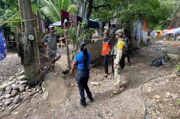 verdepixelado_'s tweet photo. 🚨 Plan DN-III-E activo en Michoacán 🇲🇽

Ante el desplazamiento del huracán “Simón”, el Ejército Mexicano, Fuerza Aérea y Guardia Nacional mantienen desplegados 1,815 elementos en el estado.

Acciones en marcha: 

• Reconocimientos en zonas de riesgo junto a Seguridad Pública y Protección Civil

• Perifoneo preventivo en localidades vulnerables (medidas de autoprotección, rutas de evacuación y refugios)

• Retiro de árboles caídos que obstruyen vialidades en Lázaro Cárdenas

• Comando de Incidencias activado (coordinación militar, naval y civil)
Además, se cuentan con 3 helicópteros de la Fuerza Aérea listos como ambulancias aéreas y células de sanidad del Hospital Militar de Zona de Apatzingán.

En el Valle de México se mantiene en alerta a 1,415 integrantes de la Fuerza de Apoyo para Casos de Desastre, con aeronaves, ingenieros, células de sanidad, canes, cocina móvil, potabilizadora y apoyo logístico (más de 11 mil despensas, 13 mil canastas alimentarias y casi 2 millones de litros de agua embotellada).

Las Fuerzas Armadas refrendan su compromiso de auxiliar a las familias mexicanas y trabajar de la mano con el Gobierno de México.

Mantente informado por canales oficiales y atiende las recomendaciones de Protección Civil.

#PlanDNIII #EjércitoMexicano #GuardiaNacional #HuracánSimón #Michoacán #Sedena