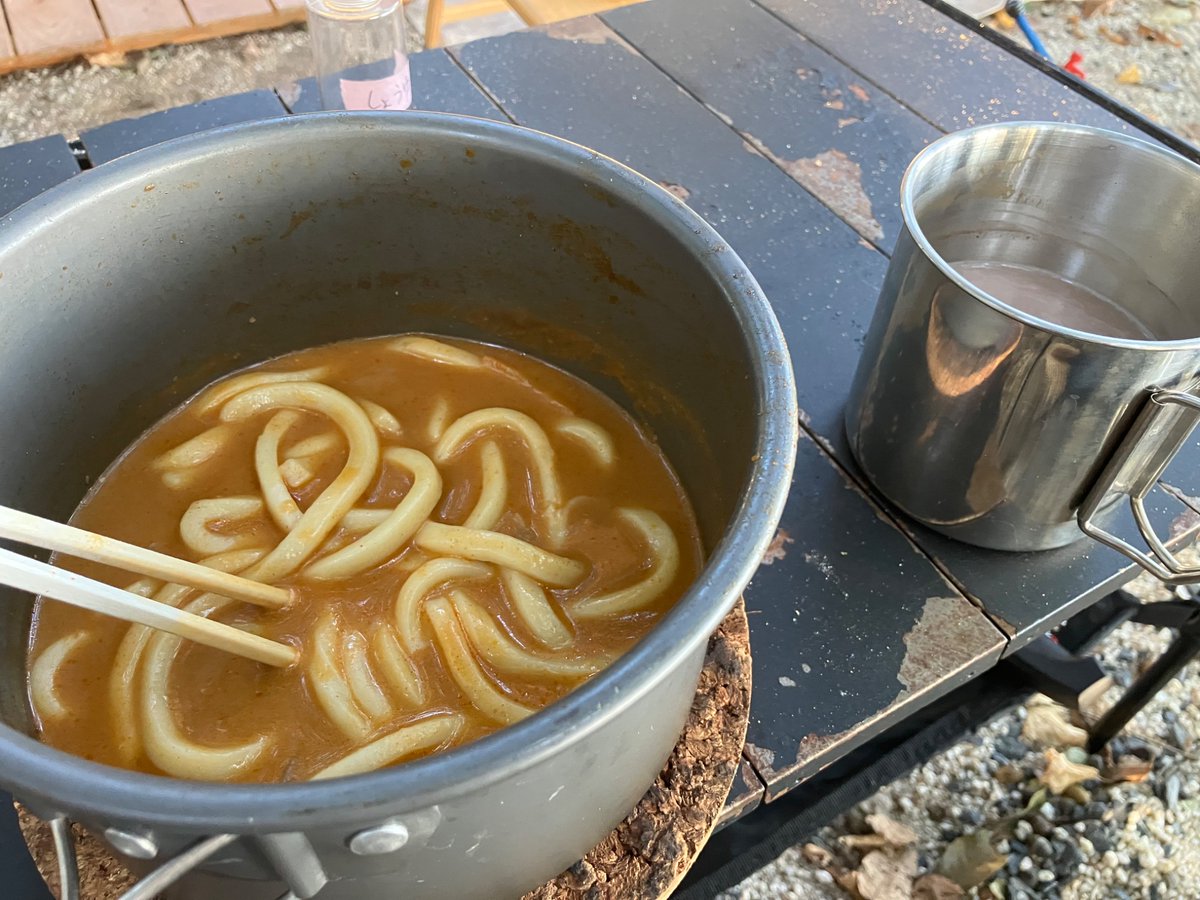 roirevant's tweet photo. 昨晩の鍋の残り汁を使って食ううどんは最高の朝 https://t.co/FQj2uSxIgI