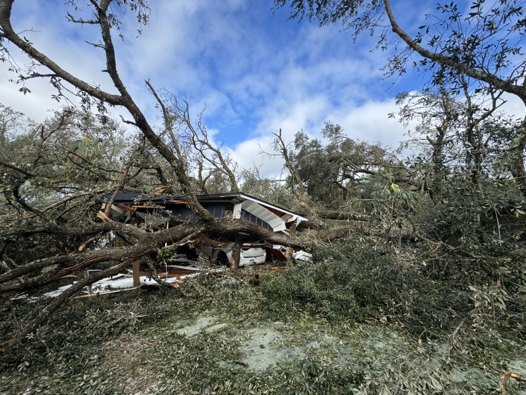 TDStormRecovery's tweet photo. Debris clearing in Milton , Florida https://t.co/n15IySQ934