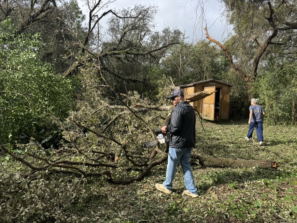 TDStormRecovery's tweet photo. Debris clearing in Milton , Florida https://t.co/n15IySQ934