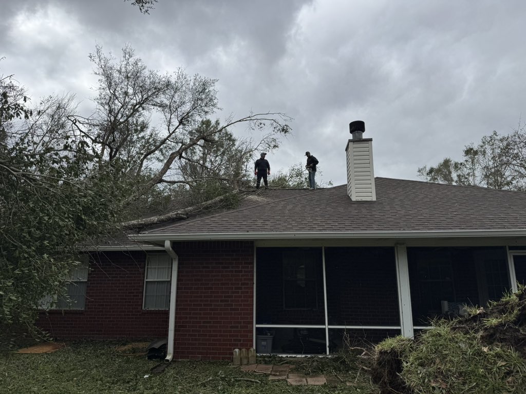 TDStormRecovery's tweet photo. Debris clearing in Milton , Florida https://t.co/n15IySQ934