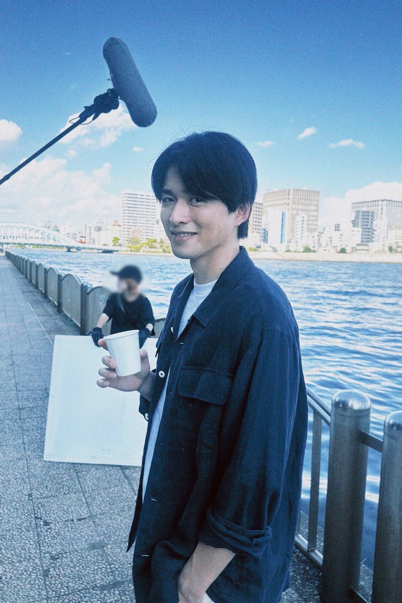 shirasu_staff's tweet photo. 「#再生のウズメ」
2話ご視聴、ありがとうございました！

こちらは撮影合間の光景。
こちらを見てキュルン?とした顔で笑っています（笑）
何だかこちらにお願い事をしてきそうですね？🙄
悪だくみじゃありませんよね？
掴めない男のオフショットでした😎

3話もよろしくお願いします！！！

#白洲迅 https://t.co/CF4ojWztFd