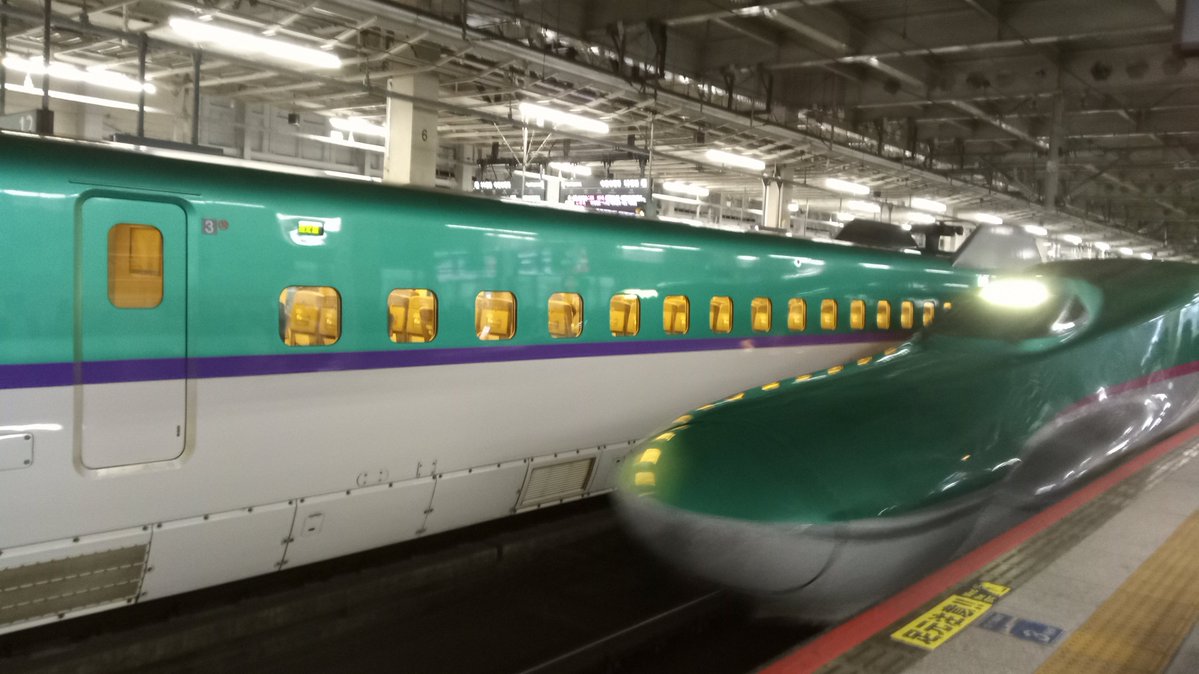 snct_ohba's tweet photo. 観光客満載の始発の新幹線で仕事に向かいます… https://t.co/l2G0uxZgeT