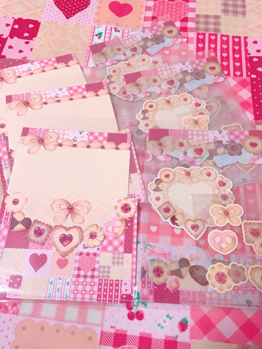 hexe_nhaus's tweet photo. 11月はニュースタア大阪さまにてポップアップがあります🌟🐙🍓新作のクッキー柄シリーズからはレターセットやカードケースを販売するので店頭でお手に取ってご覧ください🤩

🍪ニュースタア大阪ポップアップ
11/1（日）-15（日）
会場 ニュースタア大阪 ルクアイーレ2F
大阪駅直結

気づけば開催まで一か月切ってました‼️早い💫