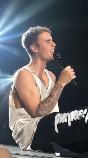 JDBieberDumps's tweet photo. Justin Bieber performing during Purpose Tour at The 02 Arena in London, England
(Oct 11, 2016) https://t.co/9SqBV3PovX