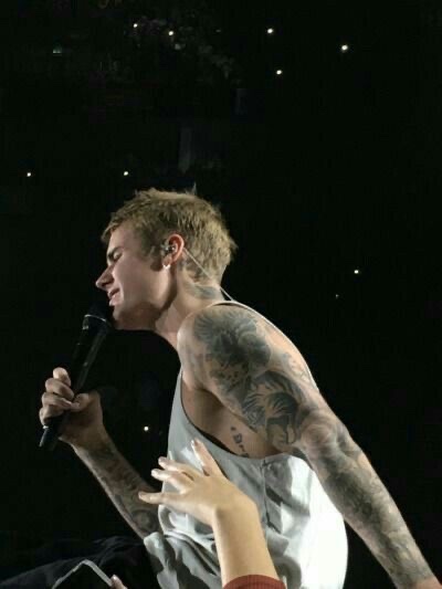 JDBieberDumps's tweet photo. Justin Bieber performing during Purpose Tour at The 02 Arena in London, England
(Oct 11, 2016) https://t.co/9SqBV3PovX